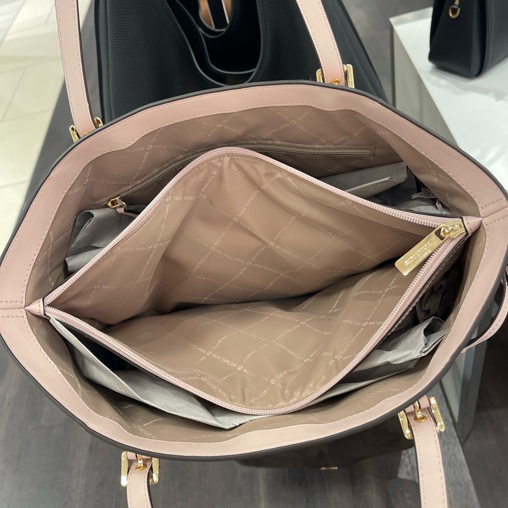 Michael Kors Voyager Lg Color-Block Signature Logo Tote
Powder Blush Multi 
NWT - Picture 13 of 16